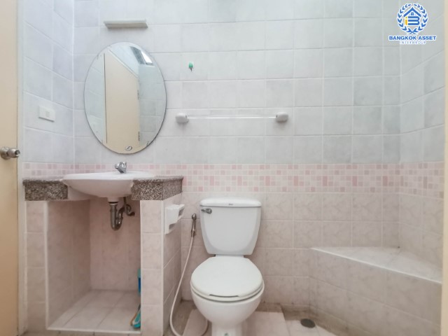 ทาวน์โฮมมือสองย่านกรุงเทพฯ ม.บ้านริมสวน ดอนเมือง เนื้อที่ 19.1 ตร.ว. ฟังก์ชัน 3 ห้องนอน 3 ห้องน้ำ 1 ที่จอดรถ บ้านพร้อมอยู่ แถมฟรี! 3 เครื่องปรับอากาศ เข้า-ออกได้หลายเส้นทาง ถ.แจ้งวัฒนะ ถ.สรงประภา ถ.กำแพงเพชร 6 ใกล้ทางด่วน "ดอนเมืองโทลล์เวย์" และรถไฟฟ้าสายสีแดง "สถานีดอนเมือง"...